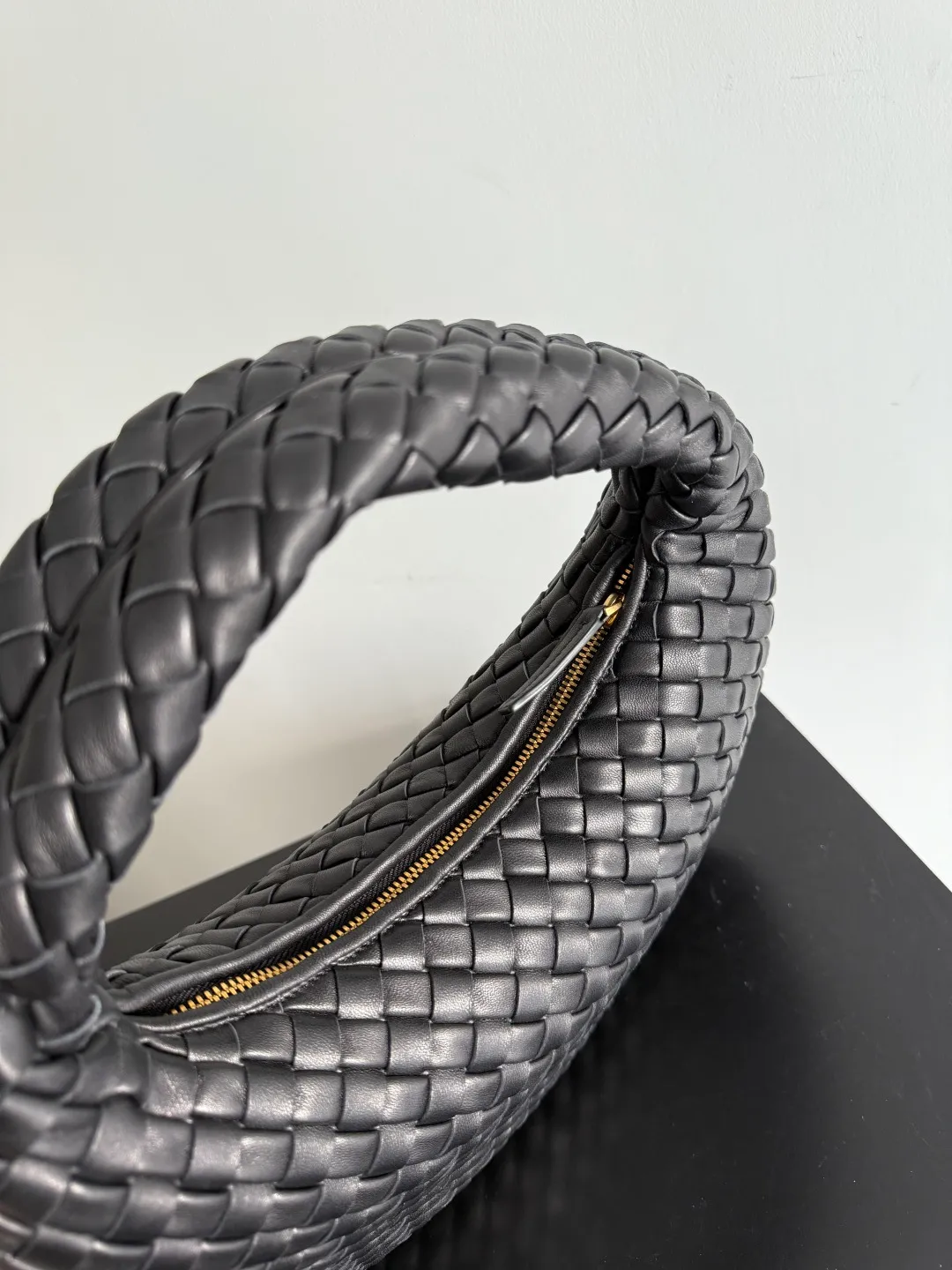 Batch 1720 BV Bottega Veneta's new early spring women's shoulder bag. The soft and delicate Hobo bag in small size is shipped! Many friends are waiting for this bag. It has a round shape and a large capacity. It can hold a 50-fold umbrella inside. Babies with a lot of daily items do not need to worry about the capacity of this bag. It is a practical bag for traveling and commuting. Although it is fluffy, it is soft and comfortable when carried on one shoulder. It has a modern and retro feel. Model No.: 856736 Size: 35*21*5cm